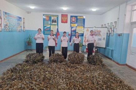 Школьники Дрофинской средней общеобразовательной школы и волонтеры плетут маскировочные сети для участников СВО