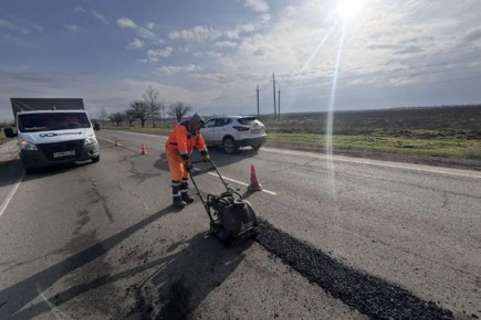 В Крыму начался аварийный ямочный ремонт дорог