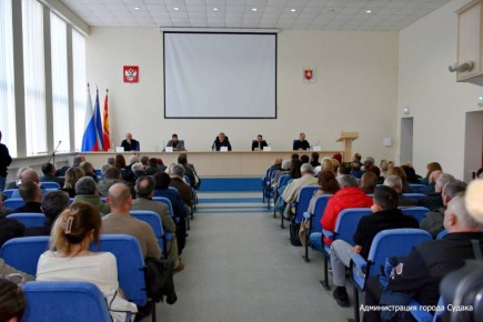 Кирилл Чебышев: В большом зале администрации состоялось совещание с собственниками гостевых домов и индивидуальными предпринимателями муниципального округа Судак
