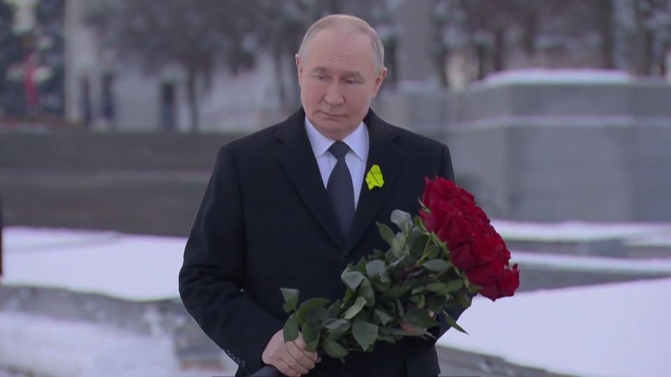 Путин возложил цветы к мемориалу "Рубежный камень"