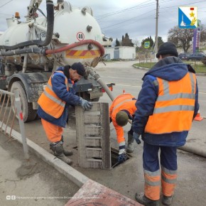 Специалисты «Водоканала» прочистили ливневую канализацию на улице Пожарова