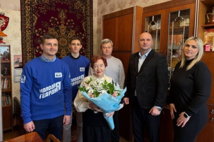 В Керчи поздравили участницу блокады Ленинграда Александру Исакадзе