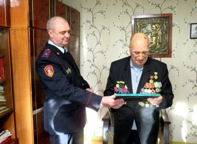 Крымские росгвардейцы навестили ветерана службы, который в детские годы пережил блокаду Ленинграда