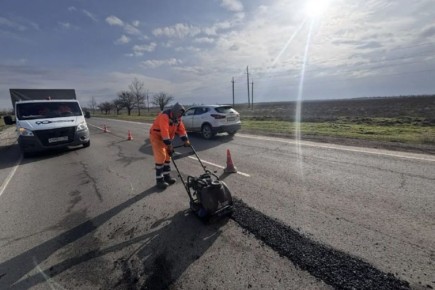 В Крыму начался аварийный ямочный ремонт дорог