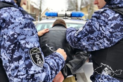В пригороде Симферополя росгвардейцы задержали по горячим следам мужчину, который совершил грабеж в магазине