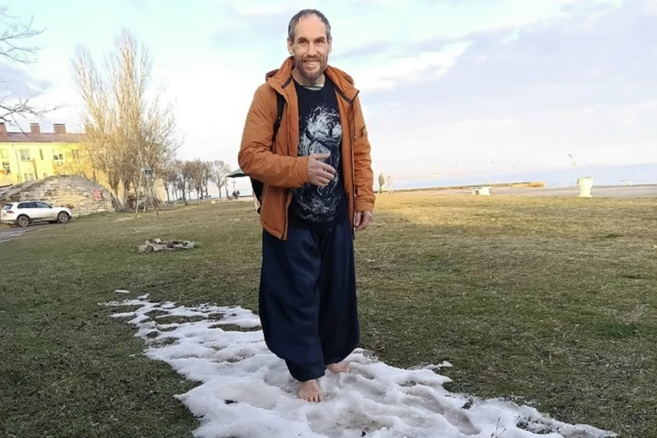 Керчанин ходит по улице босиком уже два года