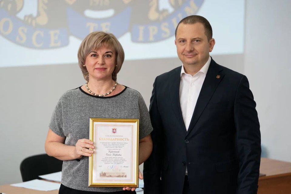 Альберт Куршутов: От имени Главы Республики Крым вручил благодарности сотрудникам Крымского федерального университета имени В.И. Вернадского за содействие в реализации кадровой программы «Герои Крыма»