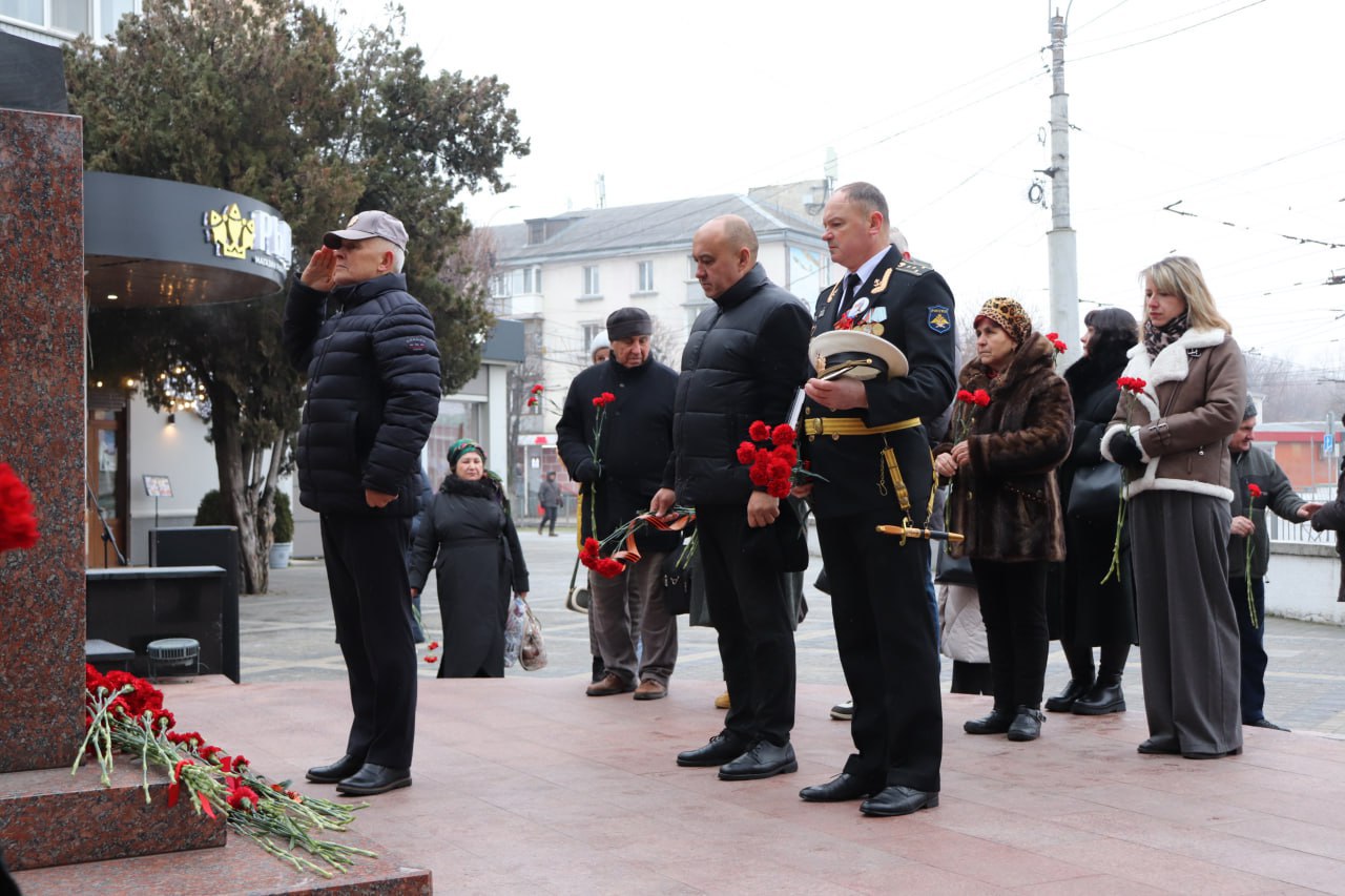 В Симферополе почтили память легендарного летчика-испытателя Амет-Хана Султана