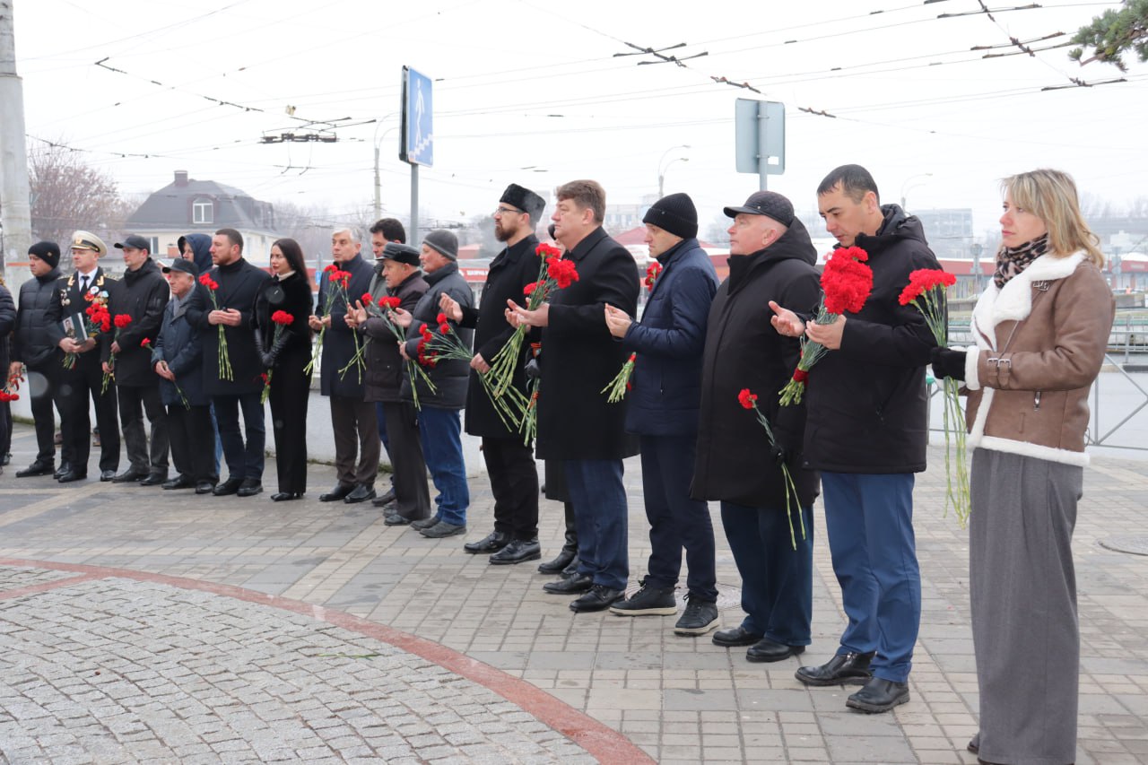 В Симферополе почтили память лётчика-испытателя Амет-Хана Султана В Симферополе почтили память лётчика-испытателя Амет-Хана Султана