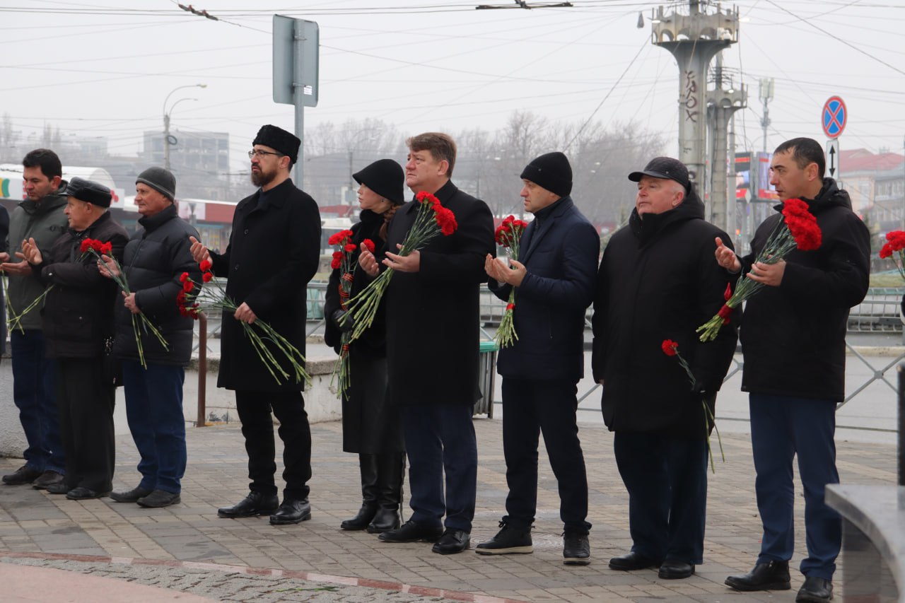 В Симферополе почтили память легендарного летчика-испытателя Амет-Хана Султана В Симферополе почтили память легендарного летчика-испытателя Амет-Хана Султана