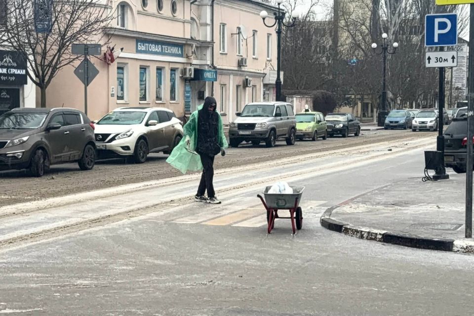 В Керчи ведется обработка пешеходных зон и тротуаров от гололеда