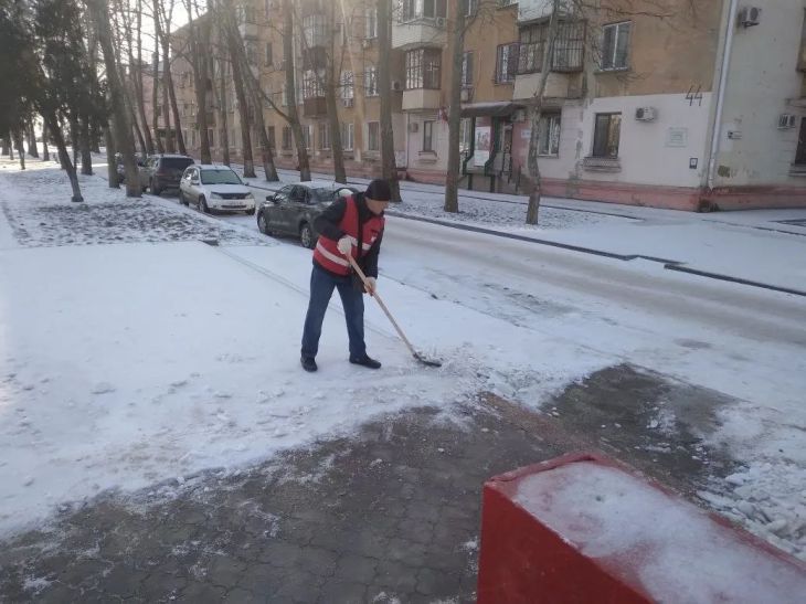 В Керчи борются с гололедицей более двухсот человек