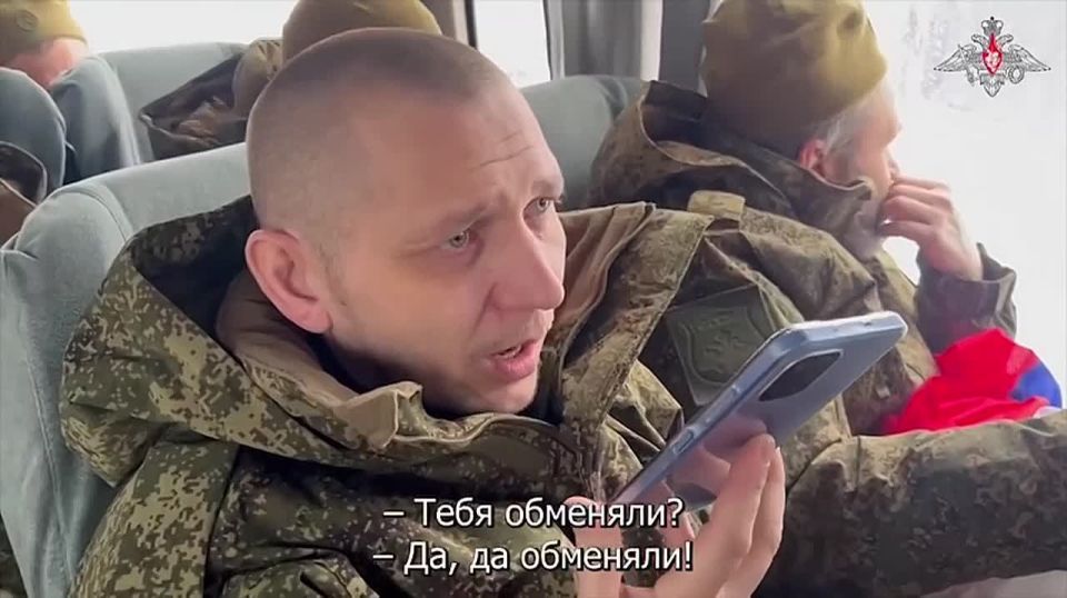 "Скоро буду дома".. Первые минуты после обмена: российские бойцы звонят женам, детям, матерям