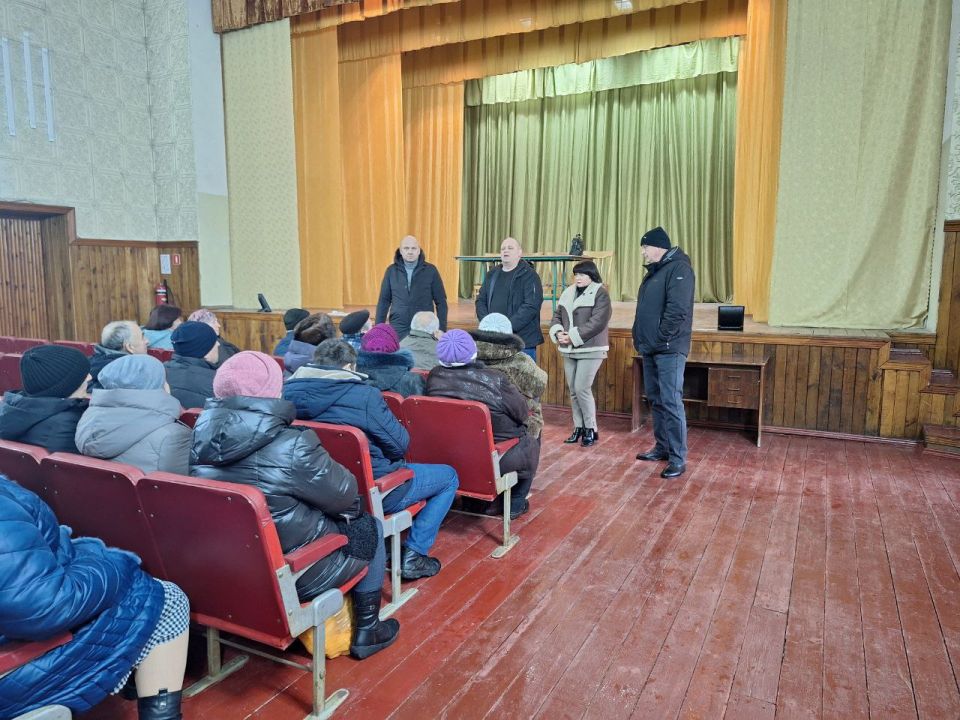 5 февраля председатель Советского районного совета Виктория Грицай совместно с главой администрации Советского района Александром Харламовым в рамках рабочей поездки встретились с жителями села Чернозёмного