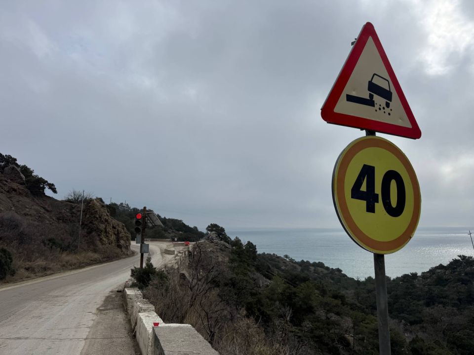 На участке дороги в Новый Свет, где частично обвалилась подпорная стена, ввели реверсивное движение