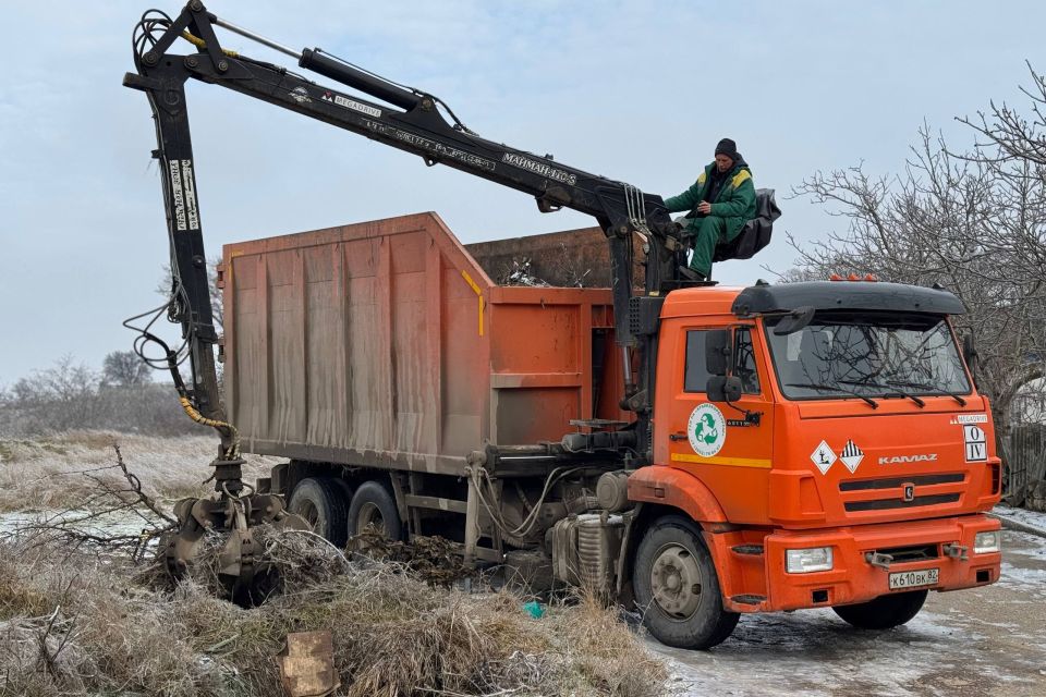 В Керчи продолжается системная работа по санитарной очистке города