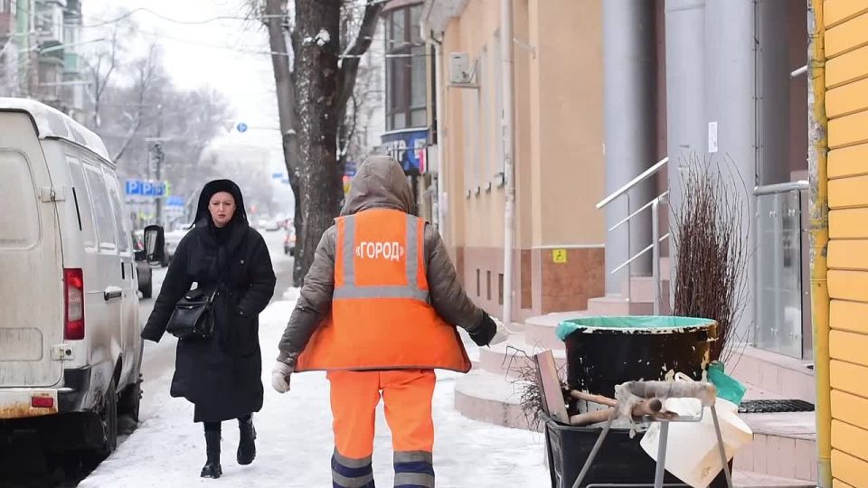 В Симферополе продолжаются работы по противогололедной обработке улично-дорожной сети