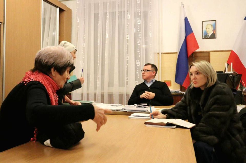 Глава администрации Джанкойского района Инна Федоренко провела встречу со старшими многоквартирных домов села Изумрудное Глава администрации Джанкойского района Инна Федоренко провела встречу со старшими многоквартирных домов села Изумрудное