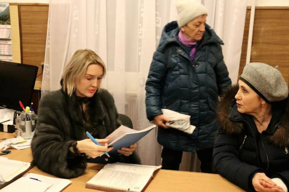 Глава администрации Джанкойского района Инна Федоренко провела встречу со старшими многоквартирных домов села Изумрудное Глава администрации Джанкойского района Инна Федоренко провела встречу со старшими многоквартирных домов села Изумрудное