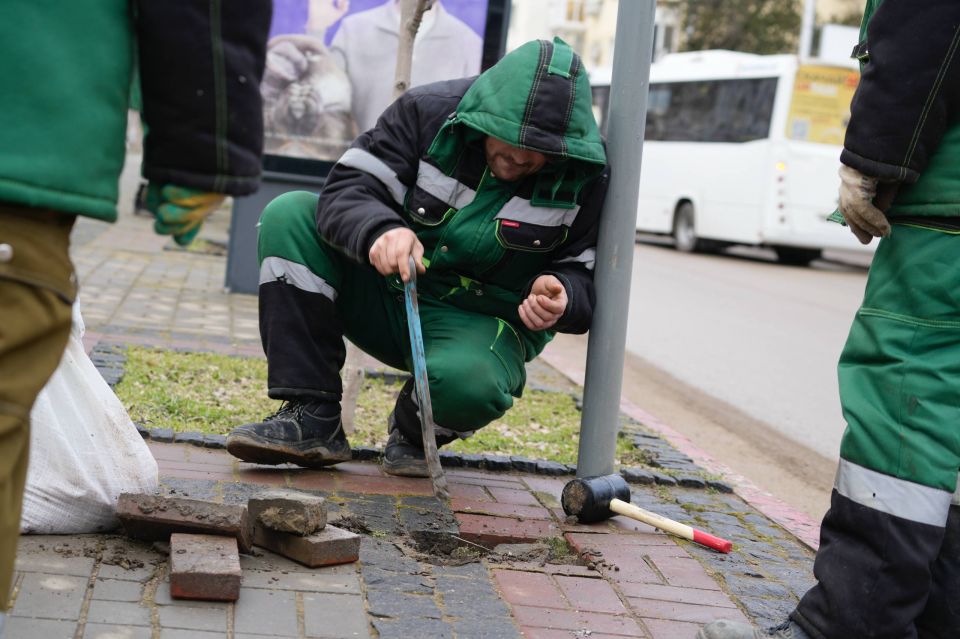 На у. Пирогова восстанавливают плитку На у. Пирогова восстанавливают плитку