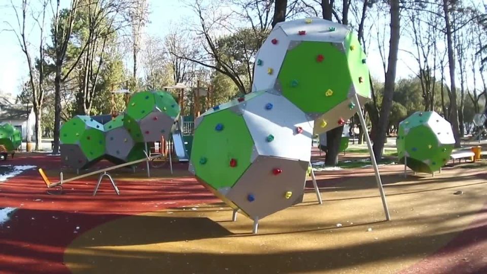 В Симферополе продолжается благоустройство Детского парка