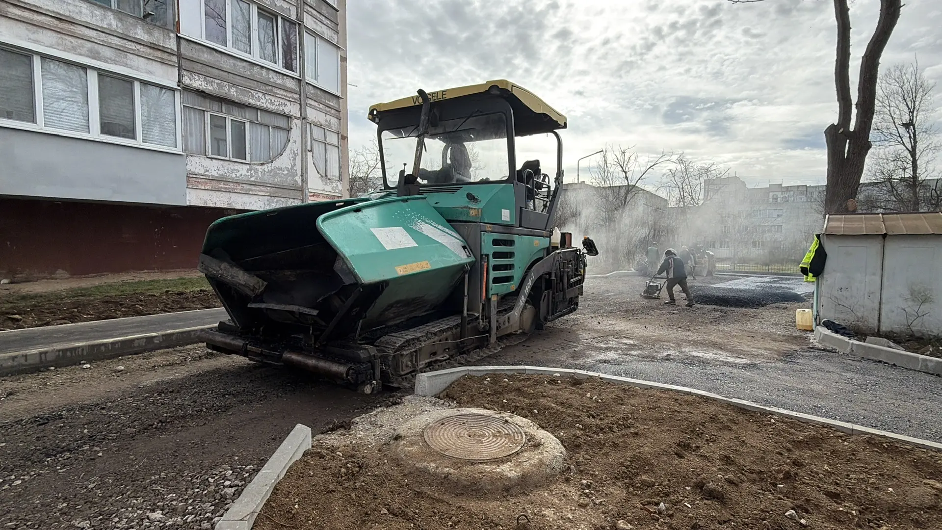 Работы по благоустройству территории домов № 16, 18, 20 по ул. Генерала Петрова и № 3 по ул. Сморжевского близятся к завершению. Работы по благоустройству территории домов № 16, 18, 20 по ул. Генерала Петрова и № 3 по ул. Сморжевского близятся к завершению.