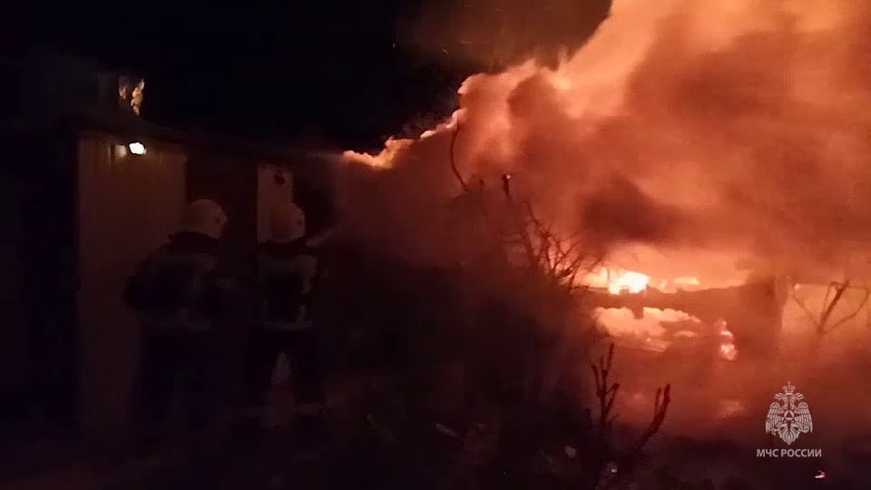 Феодосийские пожарные потушили ночью хозпостройку