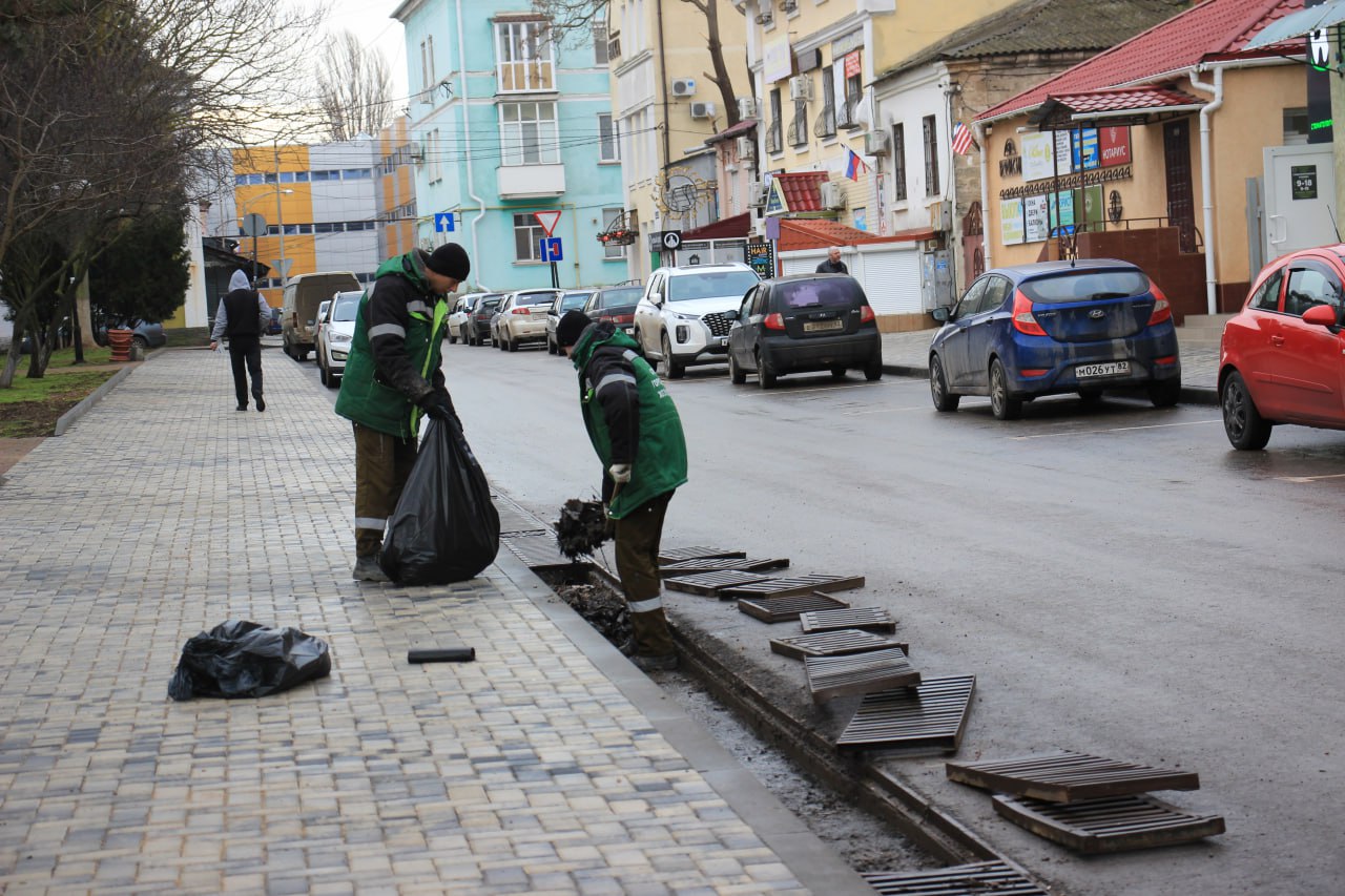В городе ведется системная работа по содержанию и очистке ливневых канализаций В городе ведется системная работа по содержанию и очистке ливневых канализаций