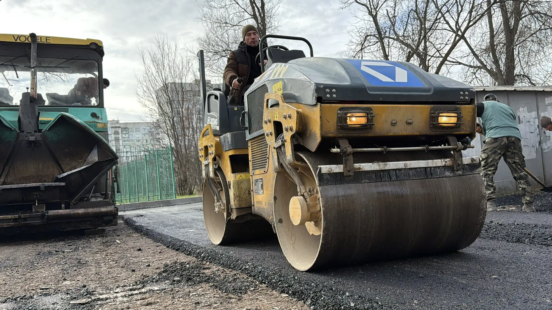 Работы по благоустройству территории домов № 16, 18, 20 по ул. Генерала Петрова и № 3 по ул. Сморжевского близятся к завершению. Работы по благоустройству территории домов № 16, 18, 20 по ул. Генерала Петрова и № 3 по ул. Сморжевского близятся к завершению.