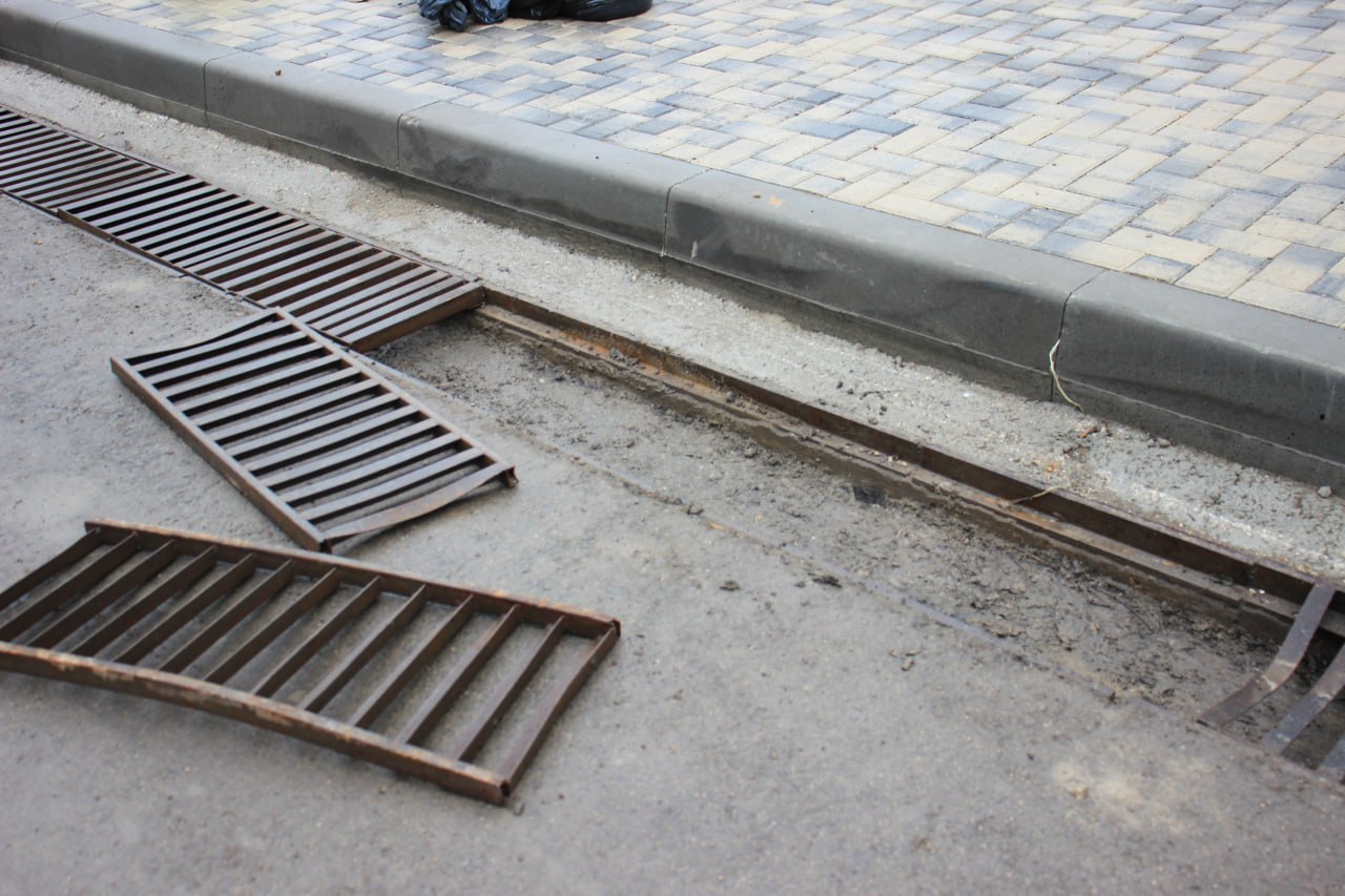 В городе ведется системная работа по содержанию и очистке ливневых канализаций В городе ведется системная работа по содержанию и очистке ливневых канализаций