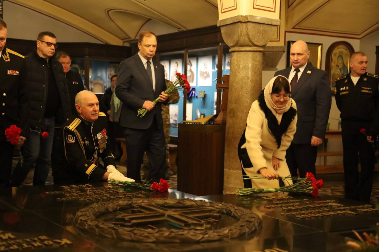 В Севастополе почтили память вице-адмирала Владимира Корнилова В Севастополе почтили память вице-адмирала Владимира Корнилова