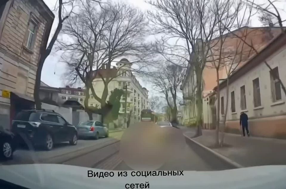 В Евпатории водитель "Мерседеса" проигнорировала высадку пассажиров из трамвая и получила штраф