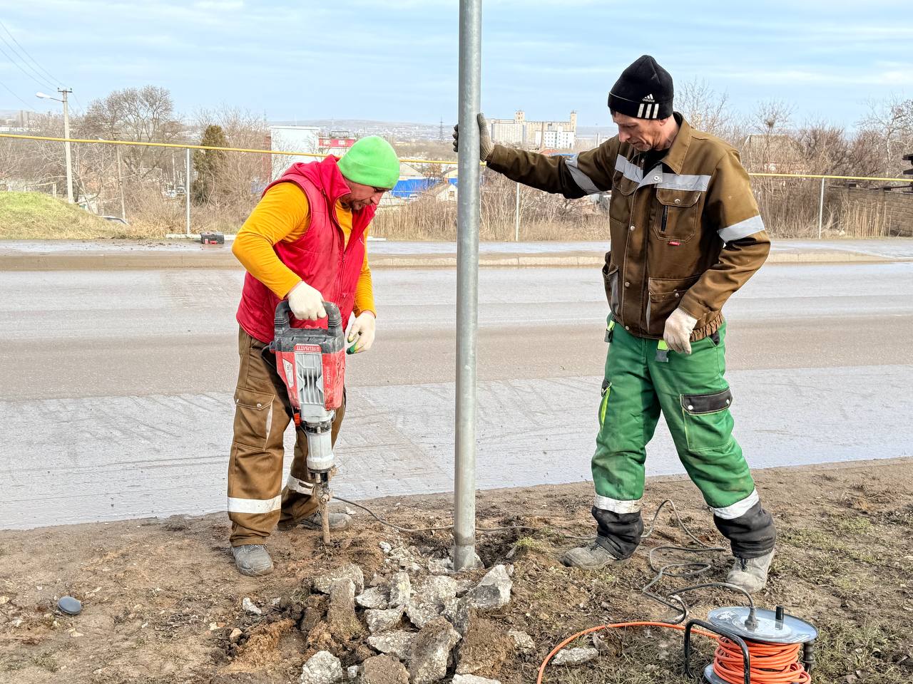 Сотрудники Службы городского хозяйства ведут плановую работу по установке новых дорожных знаков там, где их не хватало, а также демонтируют устаревшие конструкции Сотрудники Службы городского хозяйства ведут плановую работу по установке новых дорожных знаков там, где их не хватало, а также демонтируют устаревшие конструкции