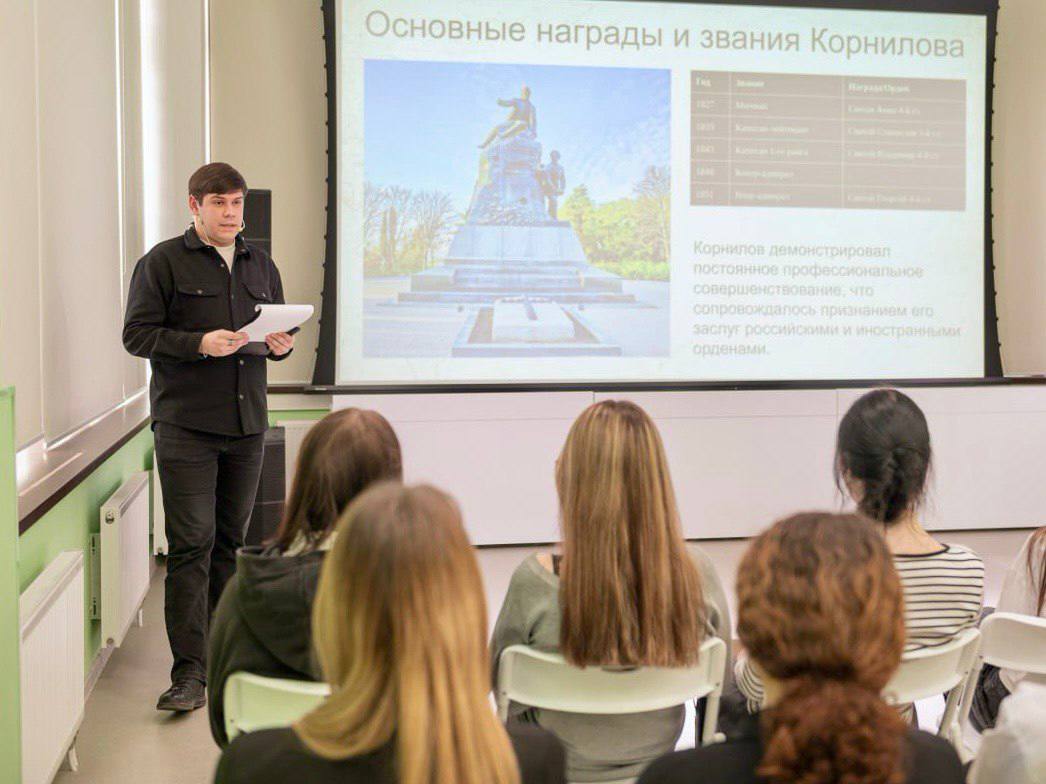 В Севастополе почтили память вице-адмирала Владимира Корнилова В Севастополе почтили память вице-адмирала Владимира Корнилова