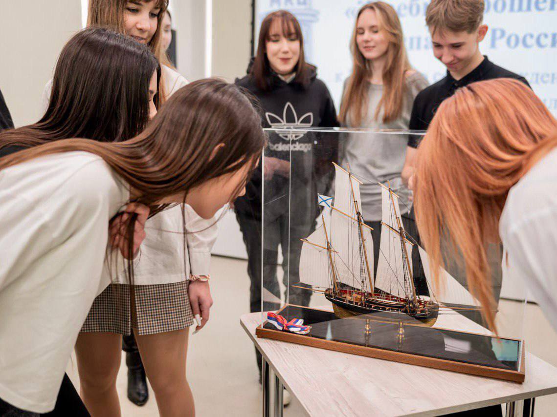 В Севастополе почтили память вице-адмирала Владимира Корнилова В Севастополе почтили память вице-адмирала Владимира Корнилова