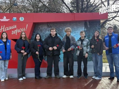 Активисты Симферопольского местного отделения «Молодой Гвардии»возложили цветы в память о воинах-интернационалистах