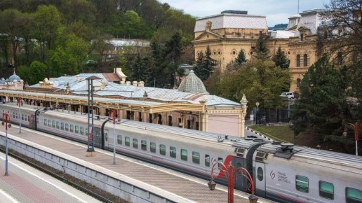 Все опаздывающие поезда в Крым прибыли на станции