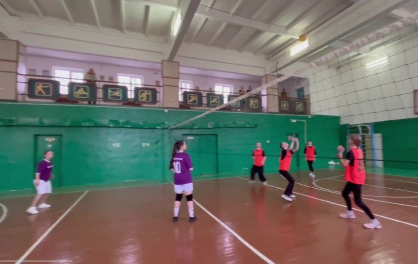 На базе МБОУ ДО "ДЮСШ" Белогорского района Республики Крым состоялся муниципальный этап Всероссийских соревнований среди команд общеобразовательных организаций по волейболу "Серебряный мяч" в 2025/2026 учебном году