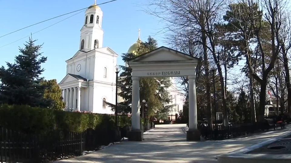 В Симферополе продолжается благоустройство сквера Победы и сквера Республики