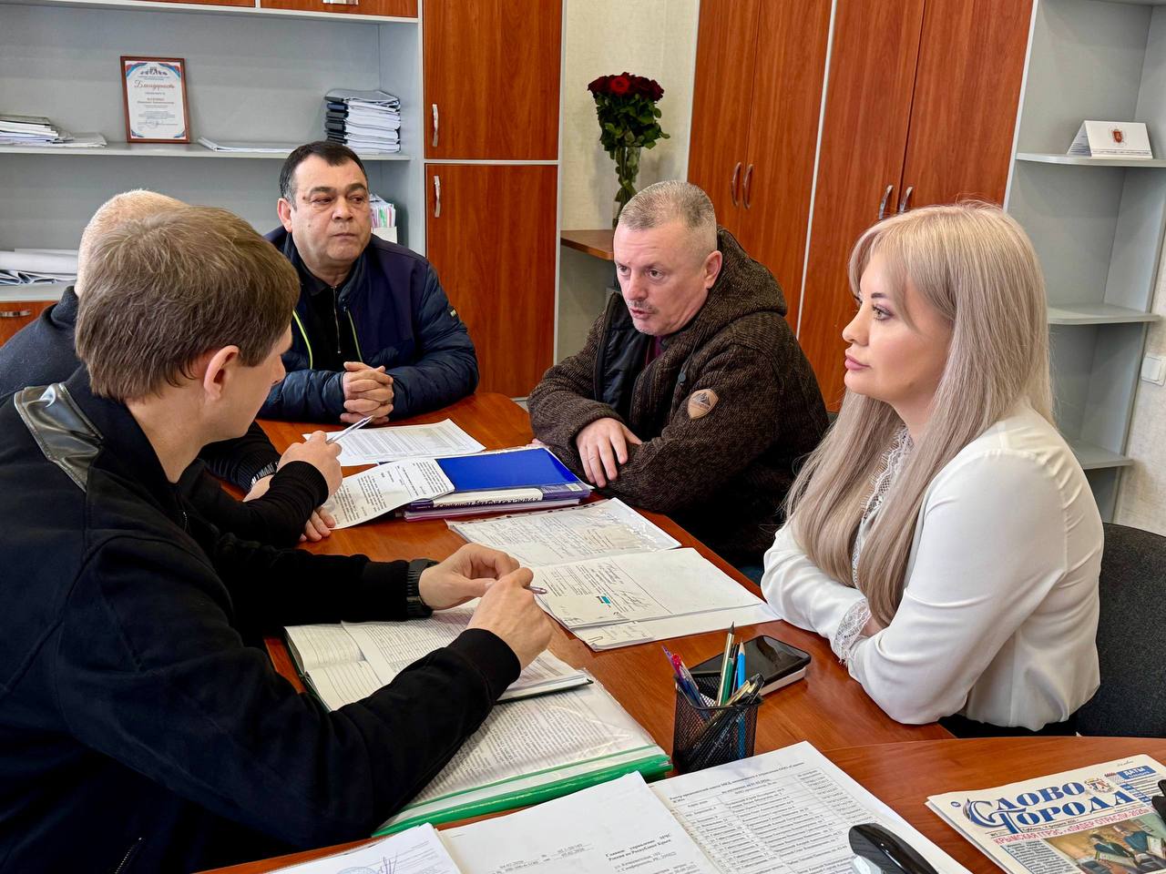 Юлия Предыбайло: Начало рабочей недели:. Совместно с руководителем Сакского ДРСУ Тахновским Б.Н. обсудили план грейдирования гравийных дорог, работы начнутся в марте;