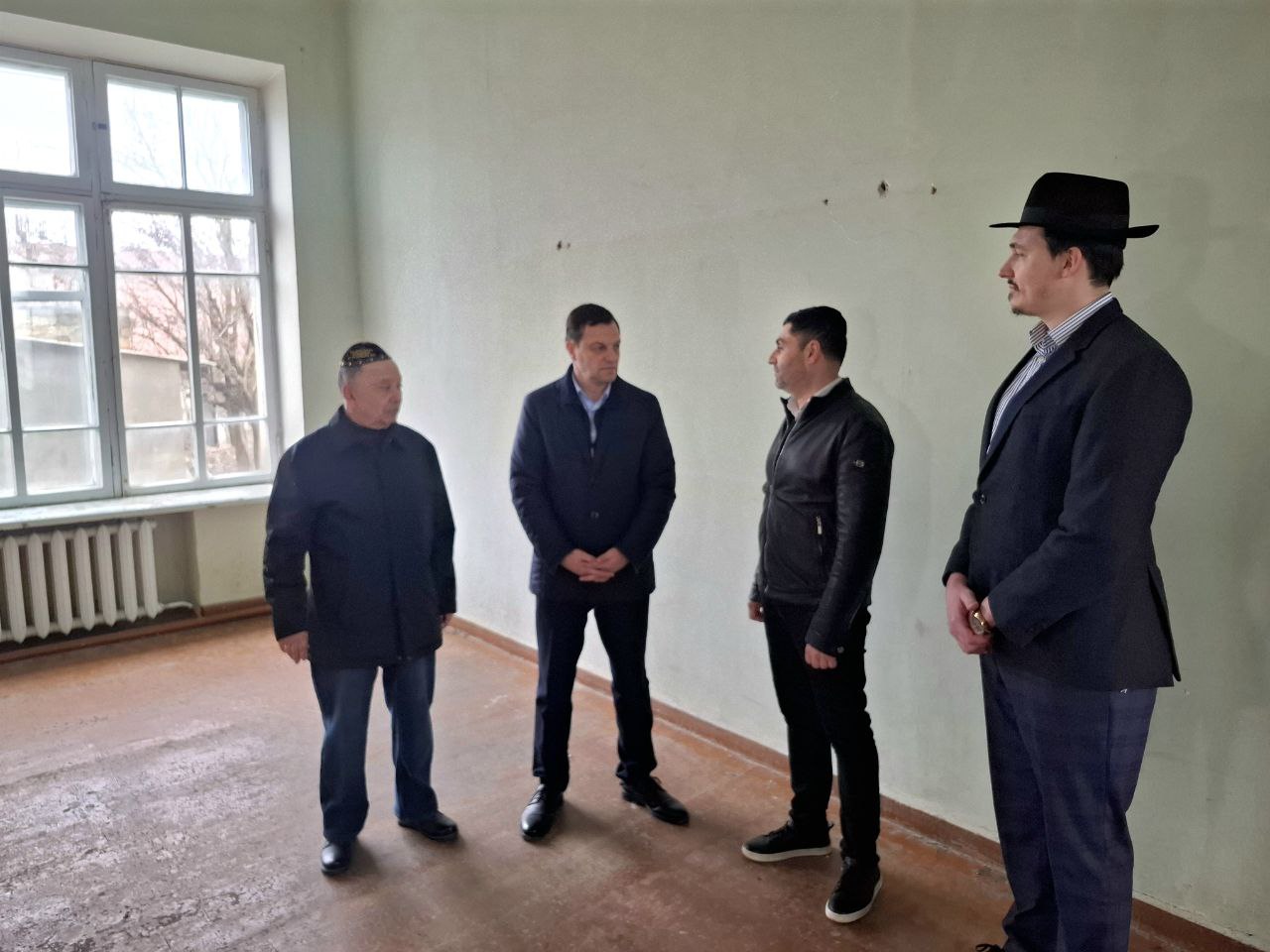 Председатель Государственного комитета по делам межнациональных отношений Республики Крым Руслан Якубов посетил здание «Талмудъ-Тора»