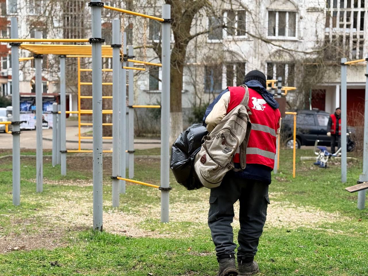 В Керчи ведется систематическая уборка межквартальных пространств В Керчи ведется систематическая уборка межквартальных пространств
