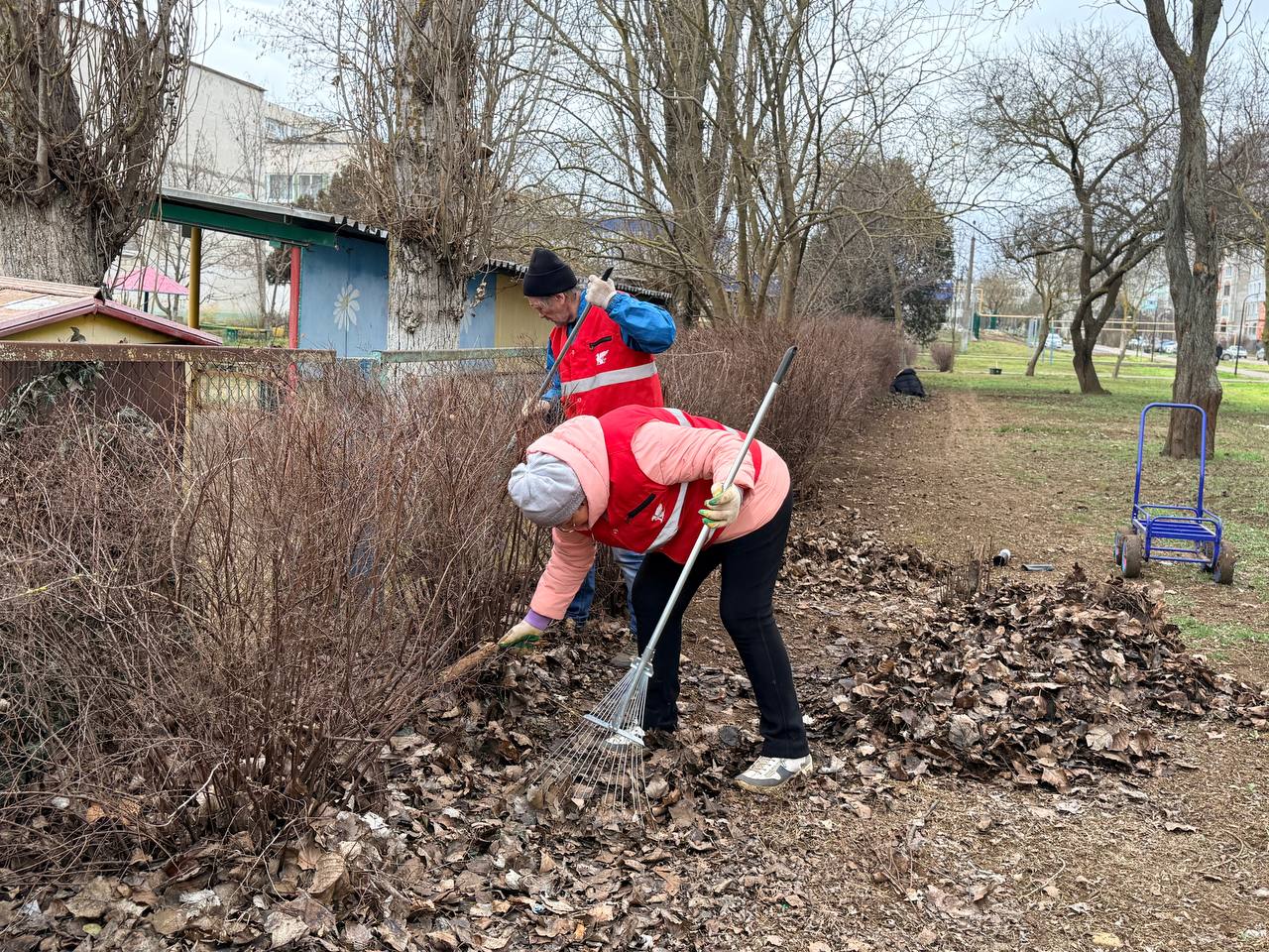 В Керчи ведется систематическая уборка межквартальных пространств В Керчи ведется систематическая уборка межквартальных пространств