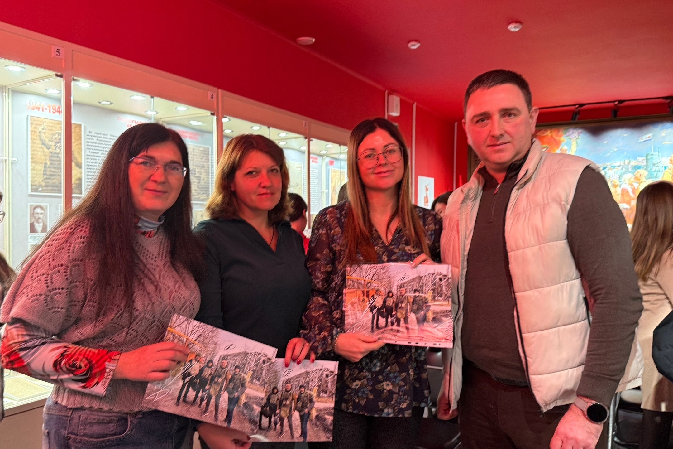 Сотрудники архивного сектора (муниципального архива) администрации Черноморского района Республики Крым приняли участие в презентации фильма «Три дня весны», посвященного освобождению Авдеевки в ДНР