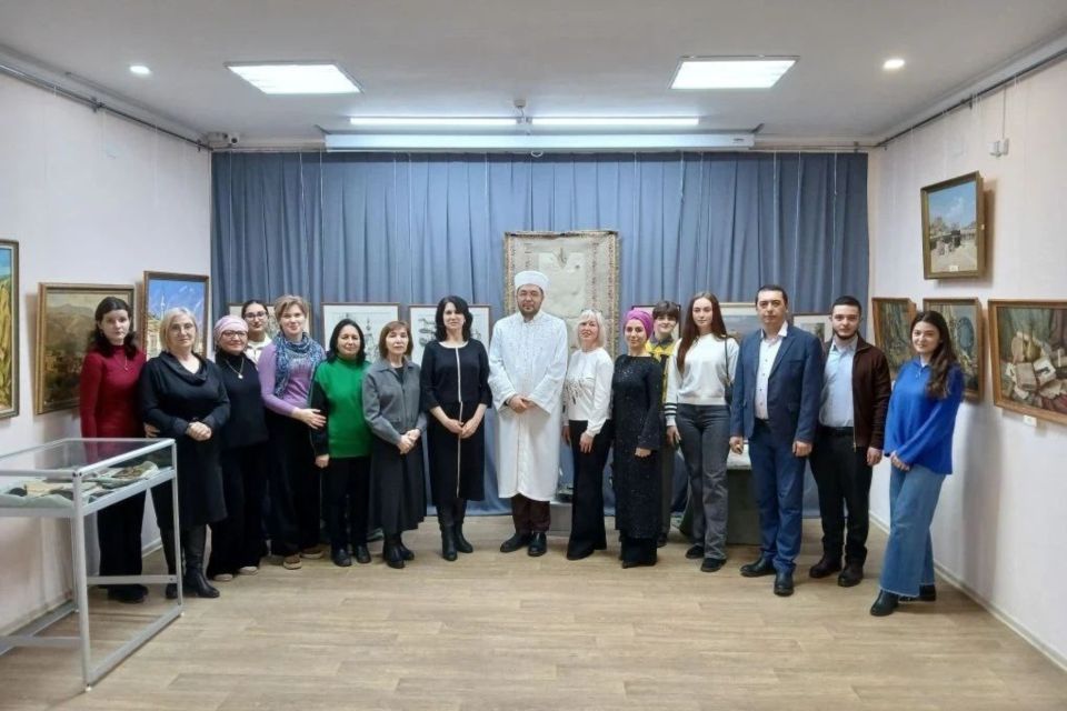 В крымской столице состоялось открытие выставки «В тени минаретов»