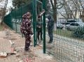 На территории школы № 25 в Керчи завершилась установка ограждения