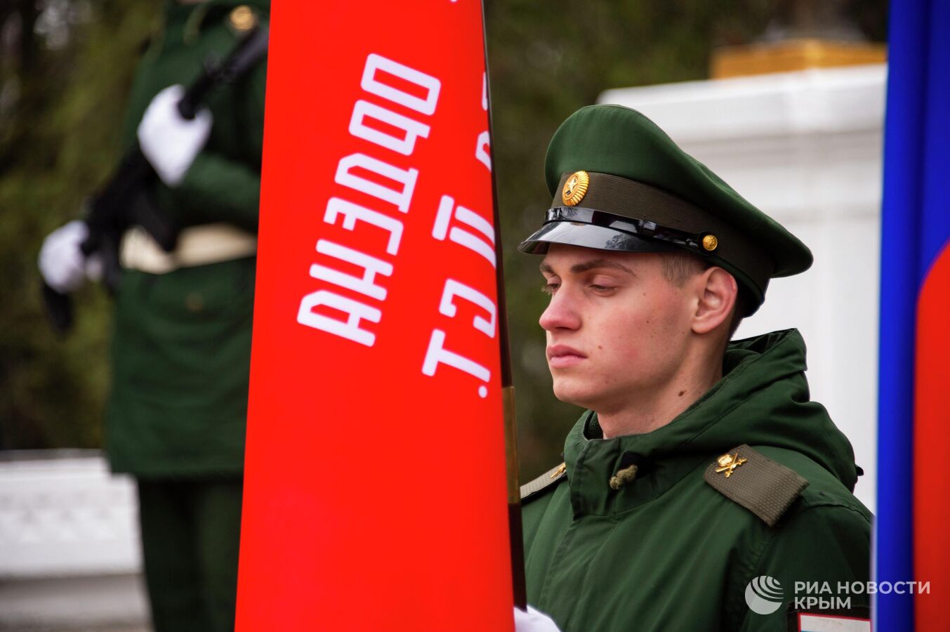 Красно-белые цветы возложили к могилам защитников Родины в Симферополе Красно-белые цветы возложили к могилам защитников Родины в Симферополе