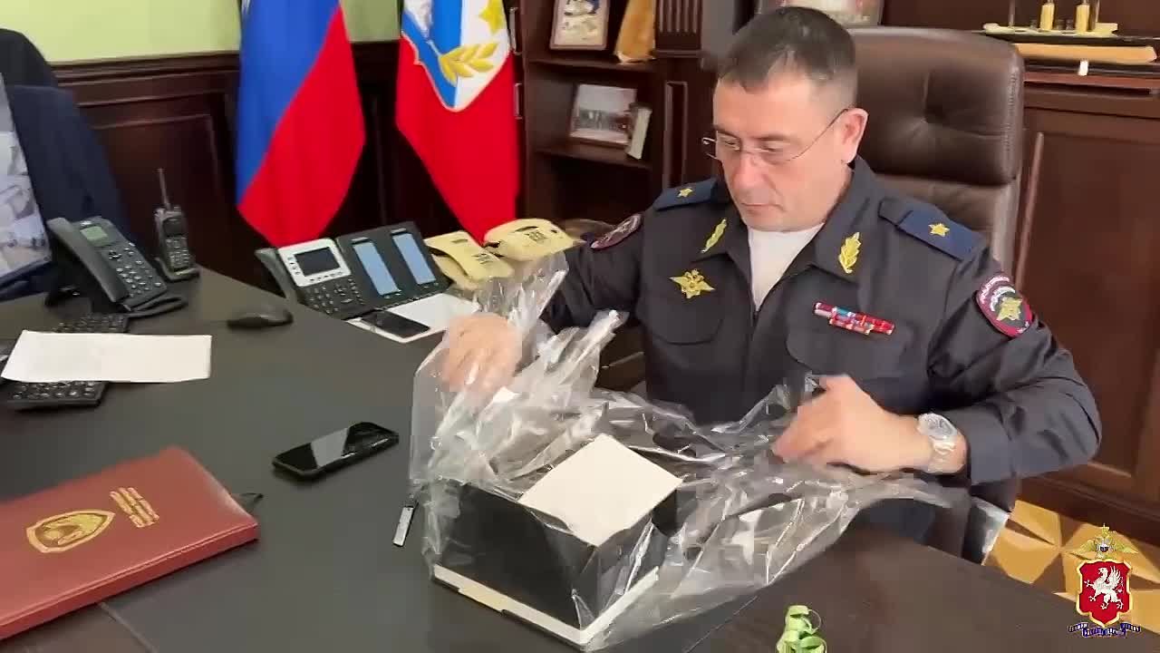 Участник «Елки желаний» Антон Дячук поздравил начальника УМВД России по г.Севастополю генерал-майора полиции Сергея Сигунова с Днем защитника Отечества и передал особенный подарок