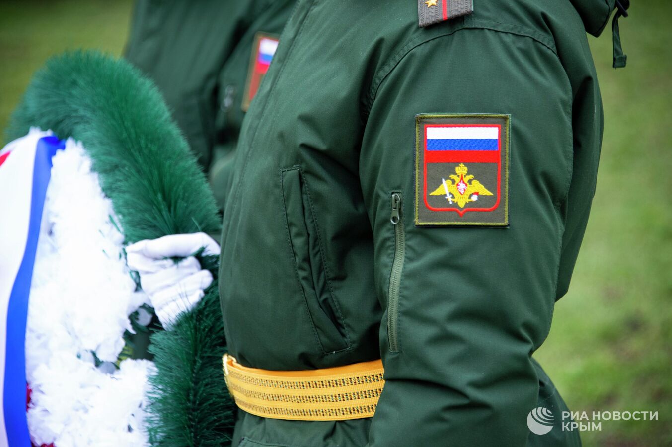 Красно-белые цветы возложили к могилам защитников Родины в Симферополе Красно-белые цветы возложили к могилам защитников Родины в Симферополе