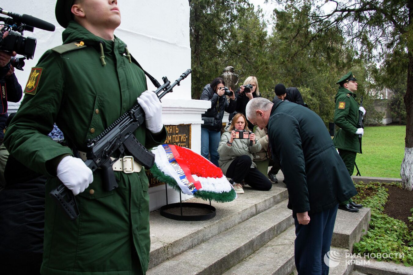 Красно-белые цветы возложили к могилам защитников Родины в Симферополе Красно-белые цветы возложили к могилам защитников Родины в Симферополе